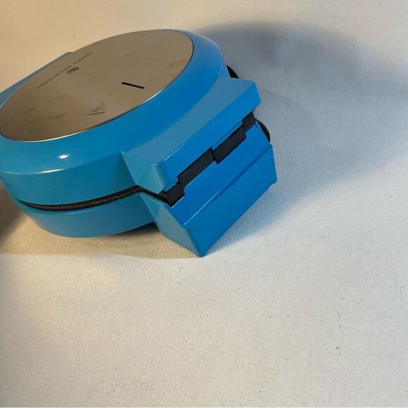 Cook’s Essentials Blue Bubble Waffle egg waffle Maker - Picture 5 of 9